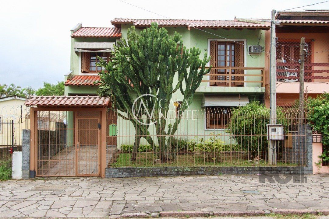 Casa à venda com 4 quartos, 235m², 1 suíte, 4 vagas, Rua São Sebastião do Cai no bairro Camaquã em Porto Alegre
