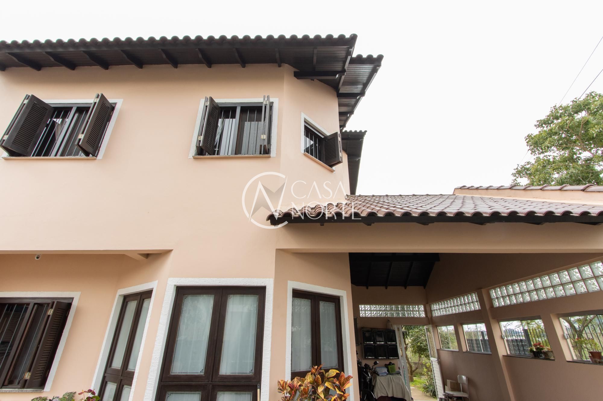 Casa à venda com 3 quartos, 216m², 1 suíte, 2 vagas, Rua Brigadeiro Leonardo Teixeira Collares no bairro Vila Nova em Porto Alegre