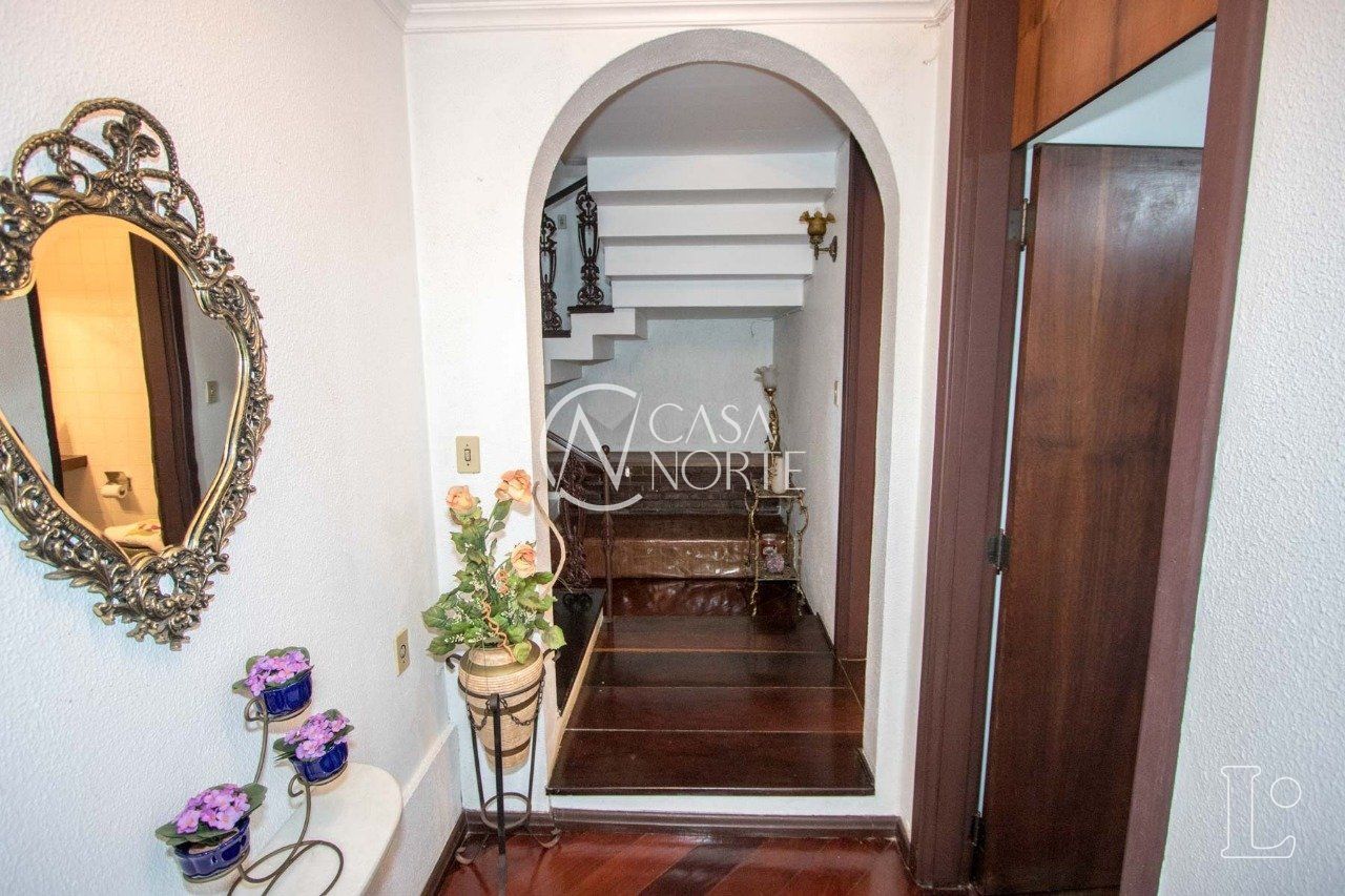 Casa à venda com 4 quartos, 485m², 1 suíte, 3 vagas, Rua Upamaroti no bairro Cristal em Porto Alegre