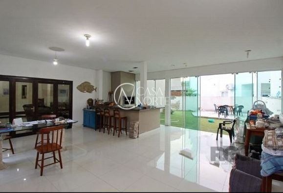 Casa de Condomínio à venda com 3 quartos, 315m², 1 suíte, 3 vagas, Rua Carlos Maximiliano Fayet no bairro Hípica em Porto Alegre