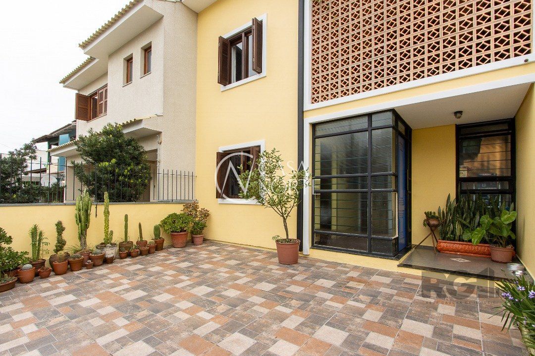 Casa à venda com 3 quartos, 111m², 1 suíte, 2 vagas, Rua Eva Pinto no bairro Hípica em Porto Alegre