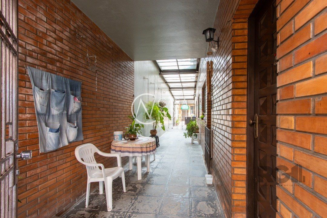 Casa à venda com 4 quartos, 500m², 1 suíte, 4 vagas, Travessa Kuluene no bairro Coronel Aparício Borges em Porto Alegre