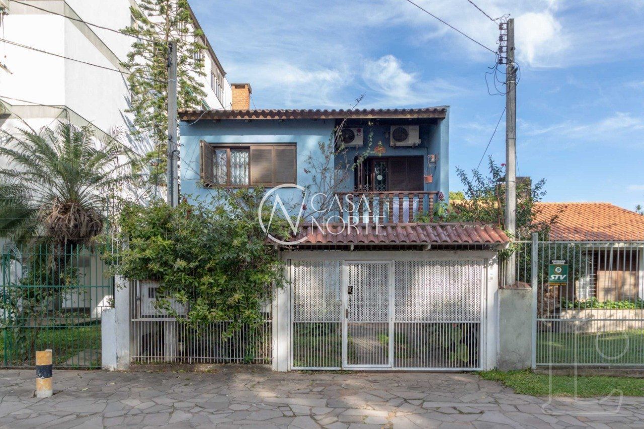Sobrado à venda com 4 quartos, 241m², 1 suíte, 1 vaga, Rua Tamandare no bairro Camaquã em Porto Alegre