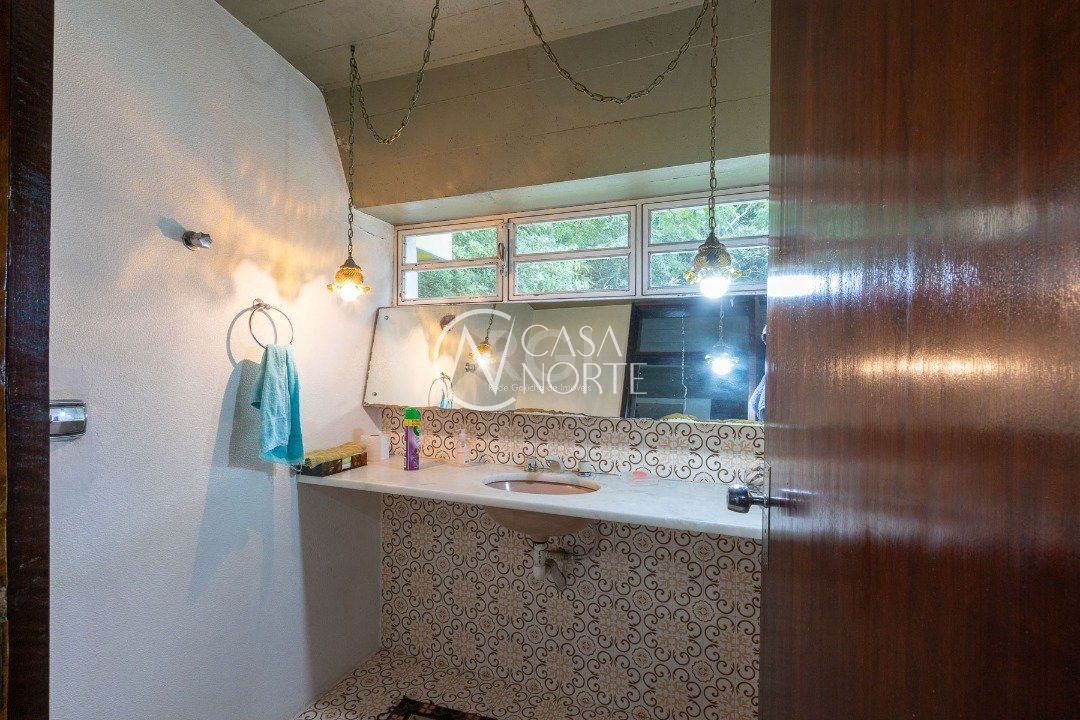 Casa à venda com 3 quartos, 600m², 1 suíte, 8 vagas, Rua Coroados no bairro Vila Assunção em Porto Alegre