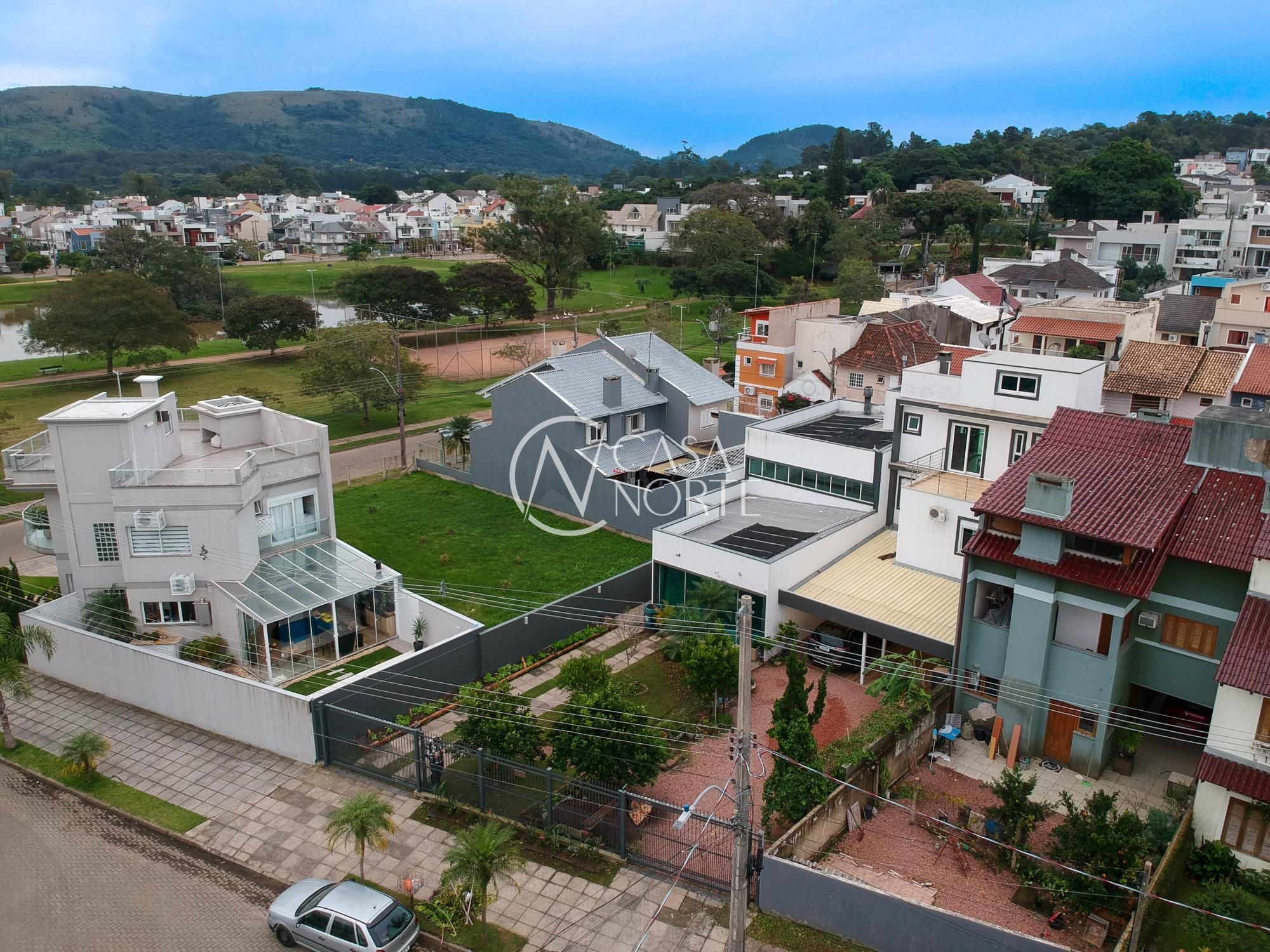 Casa à venda com 4 quartos, 320m², 3 suítes, 5 vagas, Rua Conrado Alvares no bairro Hípica em Porto Alegre