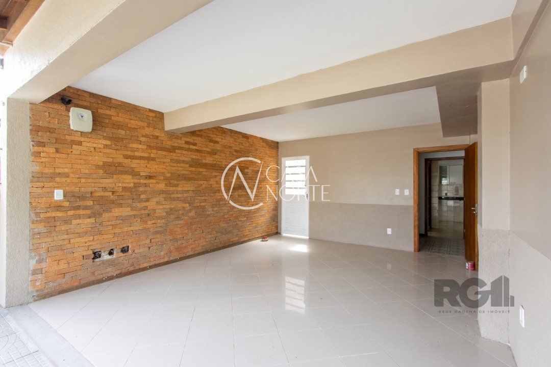 Casa à venda com 4 quartos, 256m², 1 suíte, 3 vagas, Avenida Guaíba no bairro Serraria em Porto Alegre
