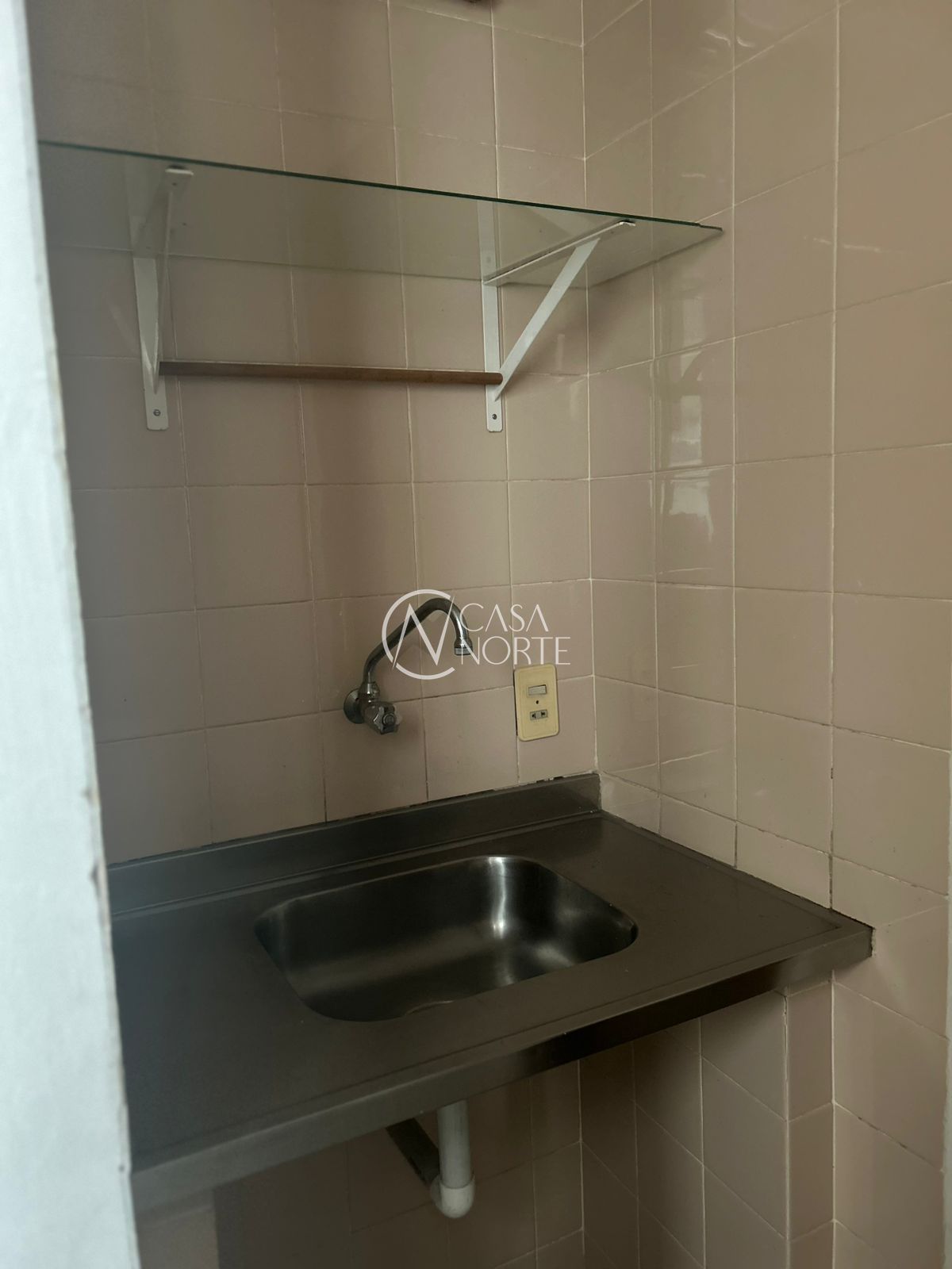 Sala Comercial à venda com 1 quarto, 30m², Rua Umbú no bairro Passo da Areia em Porto Alegre