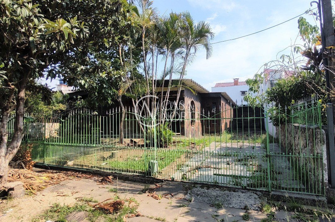 Casa à venda com 3 quartos, 190m², 4 vagas, Rua Oscar Ferreira no bairro Rubem Berta em Porto Alegre