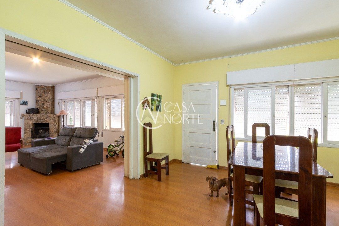 Casa à venda com 4 quartos, 273m², 1 suíte, 3 vagas, Rua Coronel Neves no bairro Medianeira em Porto Alegre