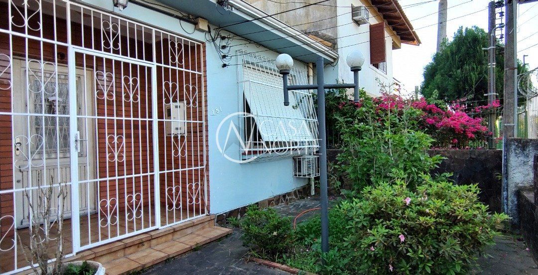 Casa à venda com 3 quartos, 174m², 8 vagas, Rua Sebastião Wolf no bairro Nonoai em Porto Alegre