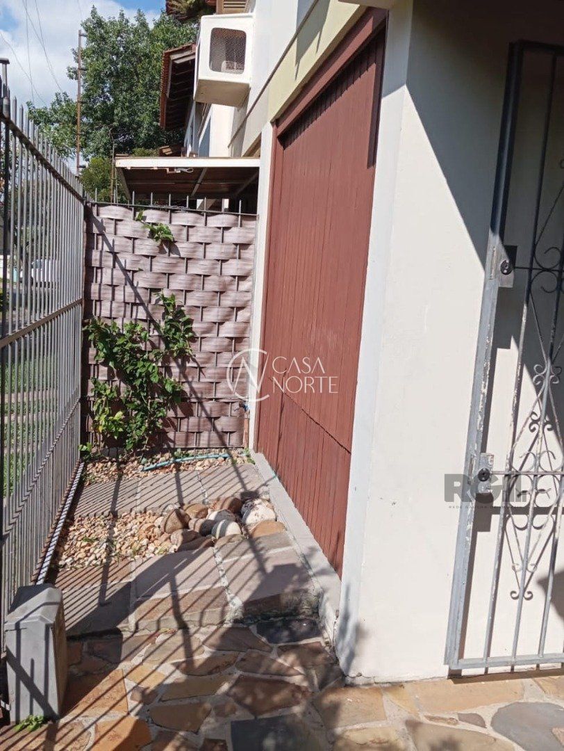 Casa de Condomínio à venda com 3 quartos, 105m², 1 suíte, 1 vaga, Rua Itapitocaí no bairro Cristal em Porto Alegre