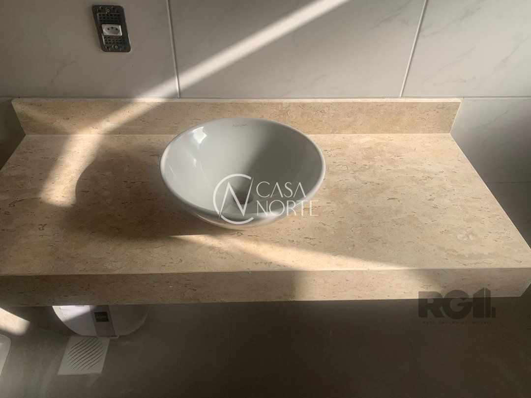 Sobrado à venda com 2 quartos, 140m², 1 suíte, 4 vagas, Rua Ari Peixoto Martins no bairro Espírito Santo em Porto Alegre