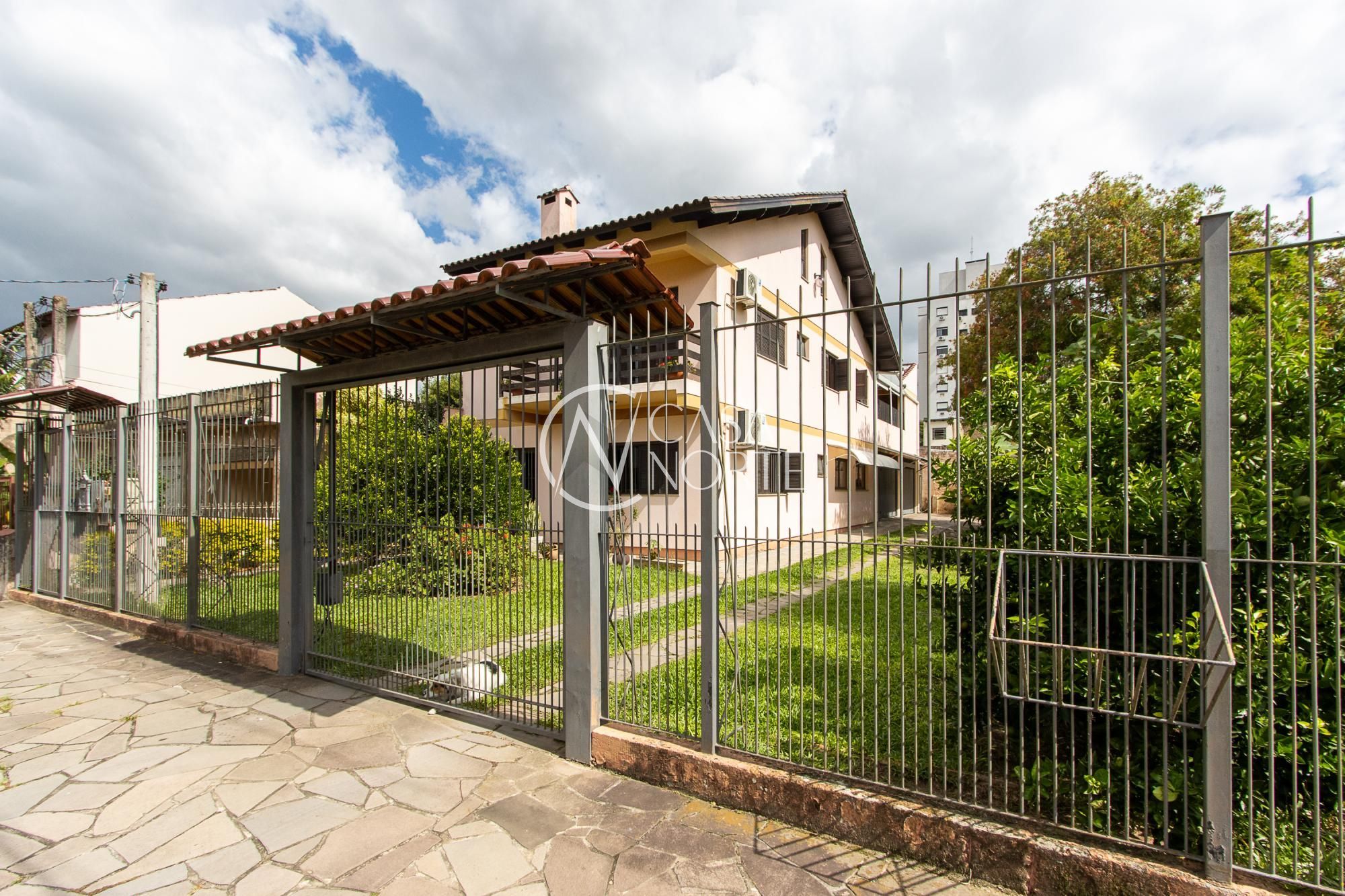 Casa à venda com 3 quartos, 229m², 1 suíte, 5 vagas, Rua Álvaro Guterres no bairro Tristeza em Porto Alegre