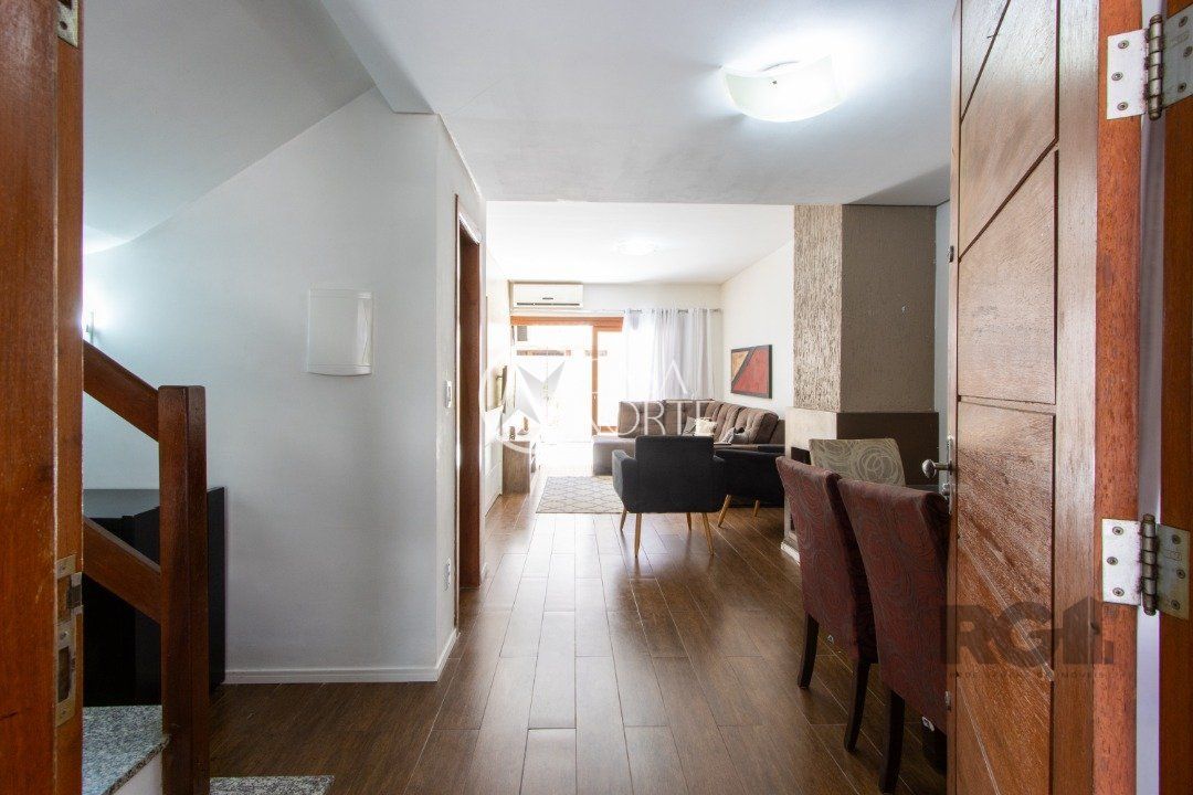 Casa à venda com 3 quartos, 139m², 1 suíte, 2 vagas, Rua Pau-Brasil no bairro Hípica em Porto Alegre