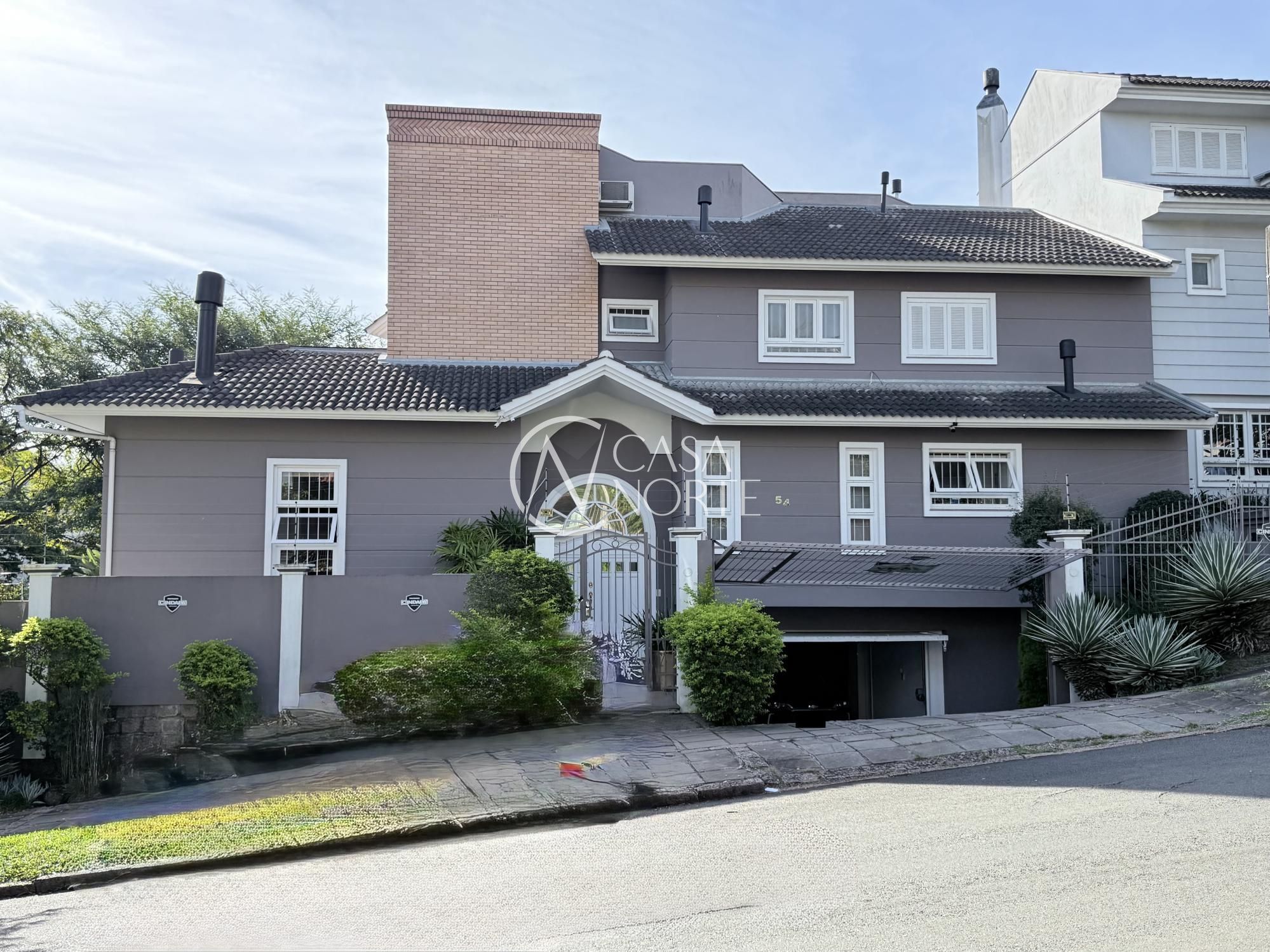 Casa à venda com 5 quartos, 458m², 3 suítes, 3 vagas, Rua Miracema no bairro Chácara das Pedras em Porto Alegre
