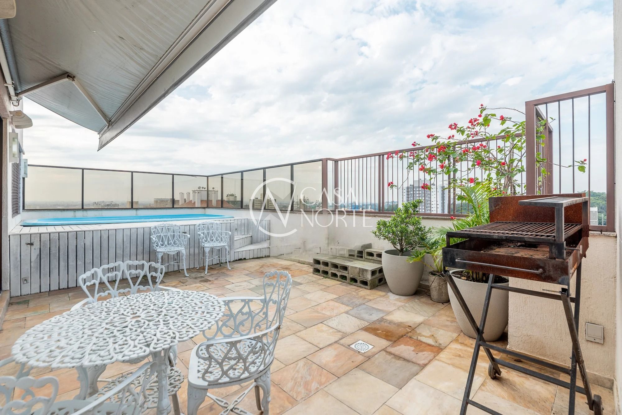 Cobertura à venda com 3 quartos, 203m², 1 suíte, 4 vagas, Rua Portugal no bairro Higienópolis em Porto Alegre