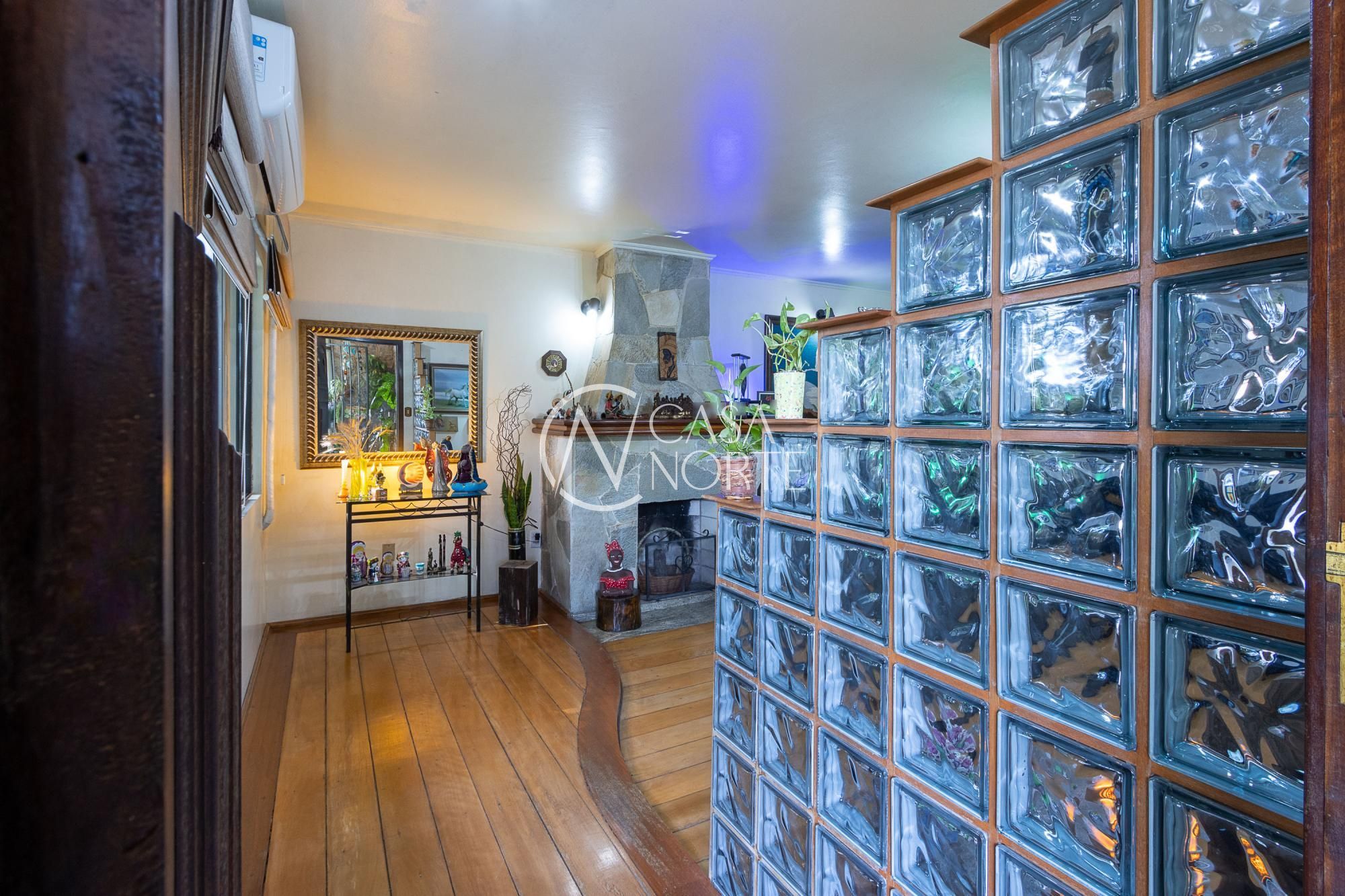 Casa à venda com 3 quartos, 194m², 1 suíte, 4 vagas, Rua Derocy Giácomo da Silva no bairro Vila Nova em Porto Alegre