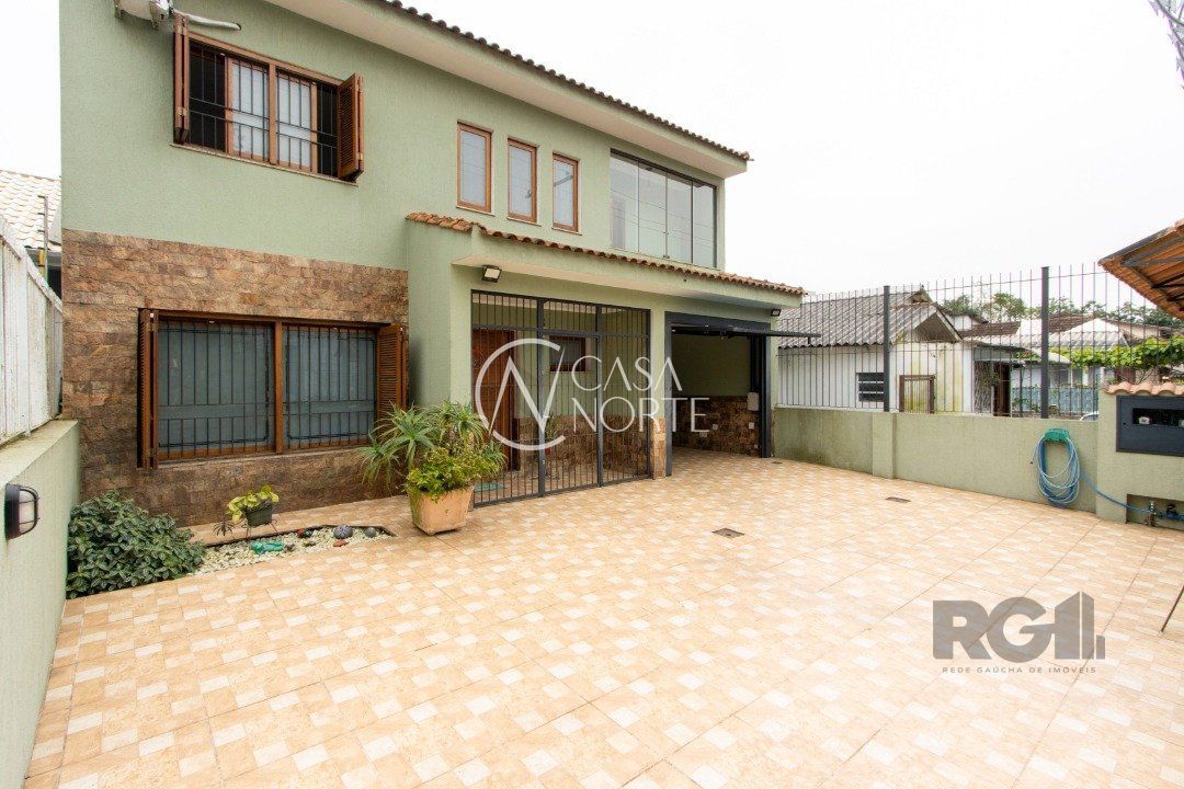 Casa à venda com 6 quartos, 342m², 1 suíte, 8 vagas, Rua Doutor Mário Totta no bairro Tristeza em Porto Alegre