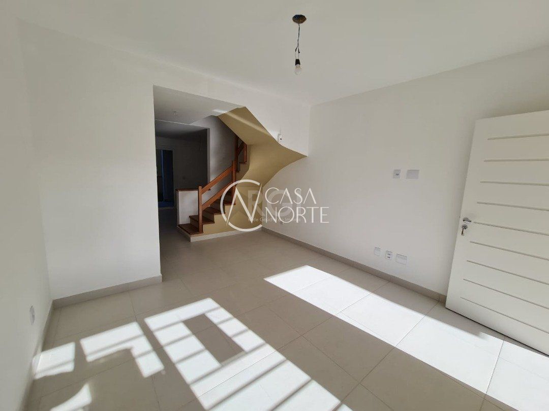 Casa à venda com 3 quartos, 133m², 3 suítes, 1 vaga, Rua Nestor José Nitschke no bairro Guarujá em Porto Alegre