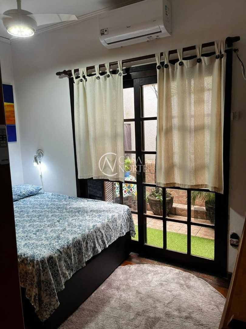 Casa à venda com 3 quartos, 300m², 2 vagas, Rua Doutor Aurélio Py no bairro Medianeira em Porto Alegre