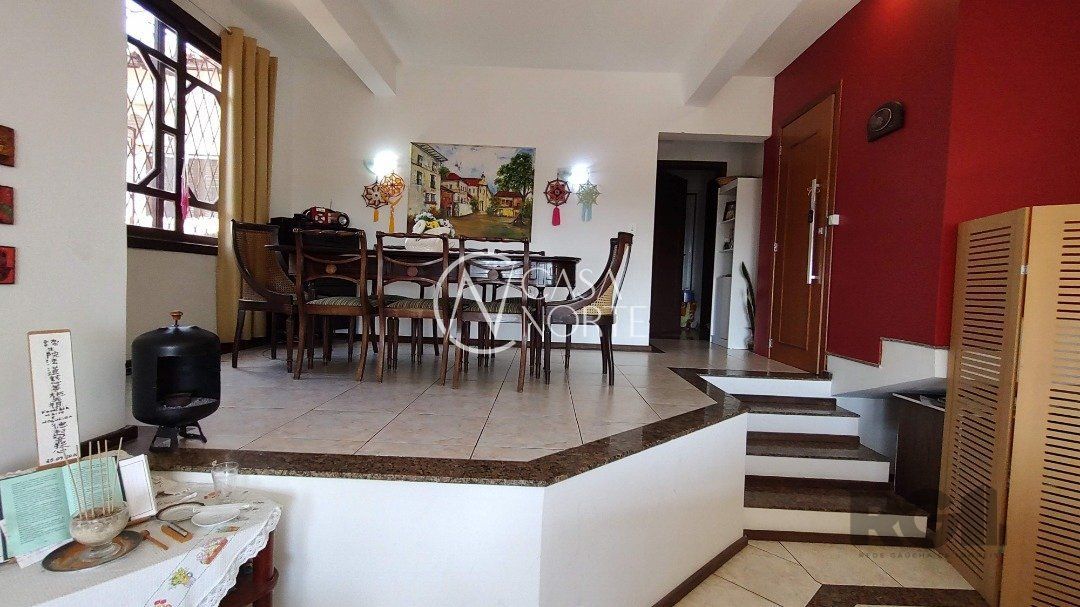 Casa à venda com 5 quartos, 236m², 2 suítes, 3 vagas, Rua Altos da Amapa no bairro Vila Nova em Porto Alegre