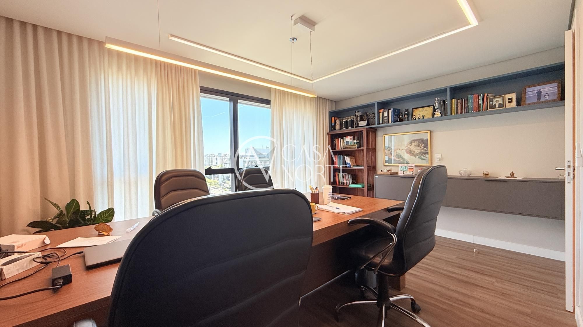 Sala Comercial à venda , 79m², 2 vagas, Avenida Érico Veríssimo no bairro Menino Deus em Porto Alegre