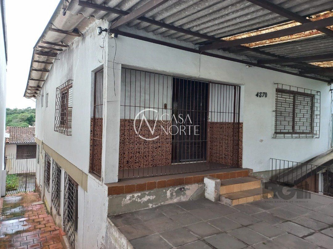 Casa à venda com 3 quartos, 150m², 4 vagas, Avenida da Cavalhada no bairro Cavalhada em Porto Alegre