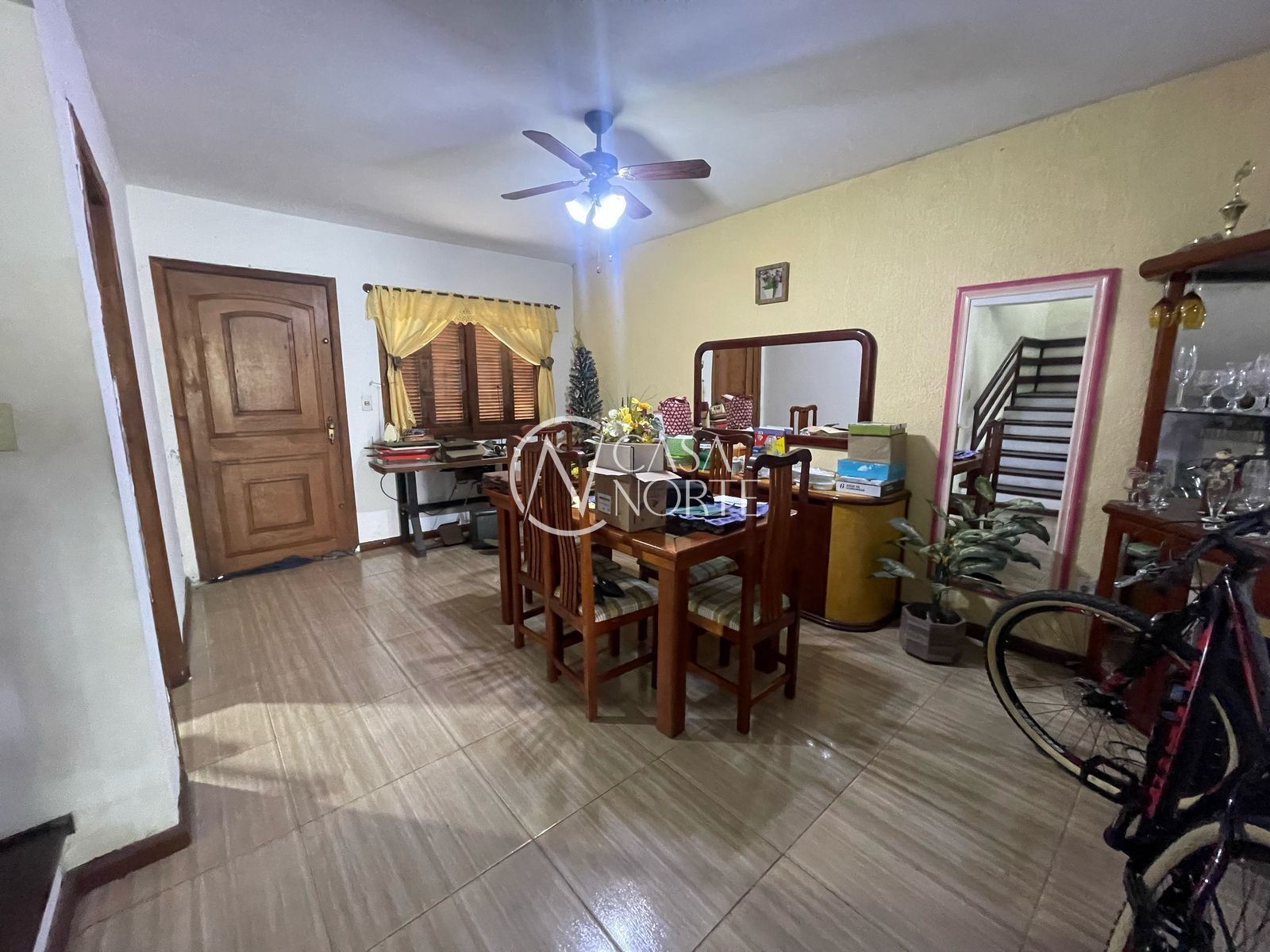 Casa à venda com 3 quartos, 258m², 1 suíte, 2 vagas, Rua Afonso Arinos no bairro Camaquã em Porto Alegre