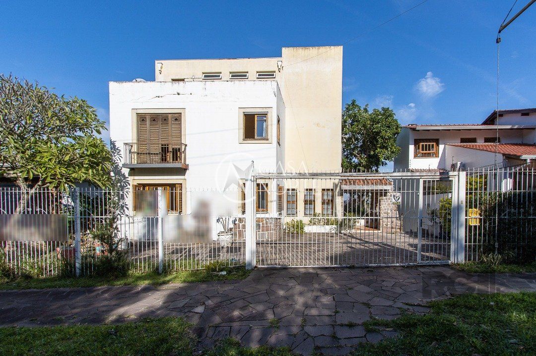 Casa à venda com 4 quartos, 380m², 1 suíte, 4 vagas, Rua Goitacaz no bairro Vila Assunção em Porto Alegre