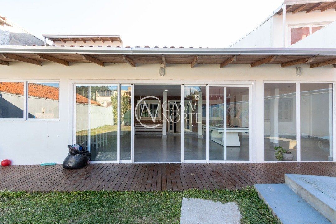 Casa à venda com 4 quartos, 120m², 1 suíte, 3 vagas, Rua Doutora Noemi Valle Rocha no bairro Serraria em Porto Alegre