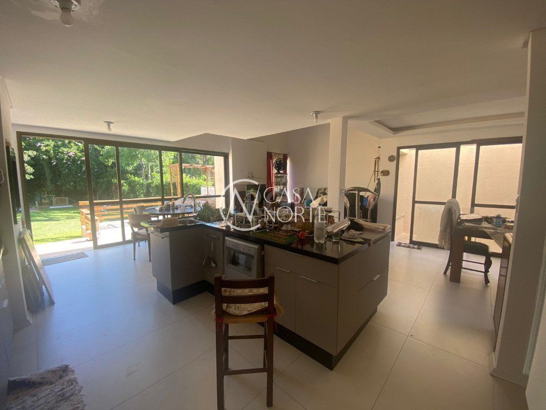 Casa de Condomínio à venda com 3 quartos, 300m², 3 suítes, 4 vagas, Avenida Juca Batista no bairro Belém Novo em Porto Alegre