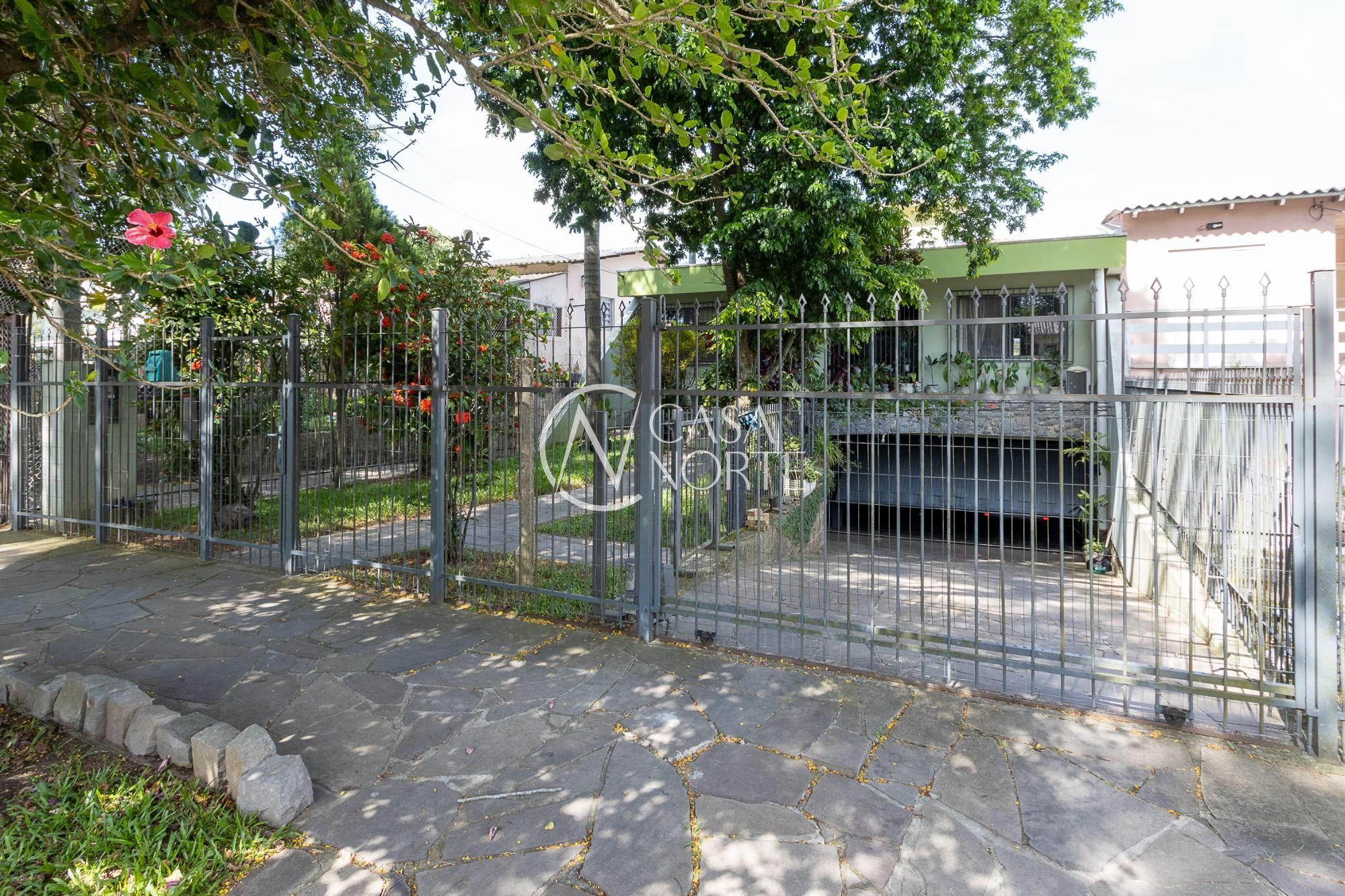 Casa à venda com 3 quartos, 194m², 1 suíte, 4 vagas, Rua Derocy Giácomo da Silva no bairro Vila Nova em Porto Alegre