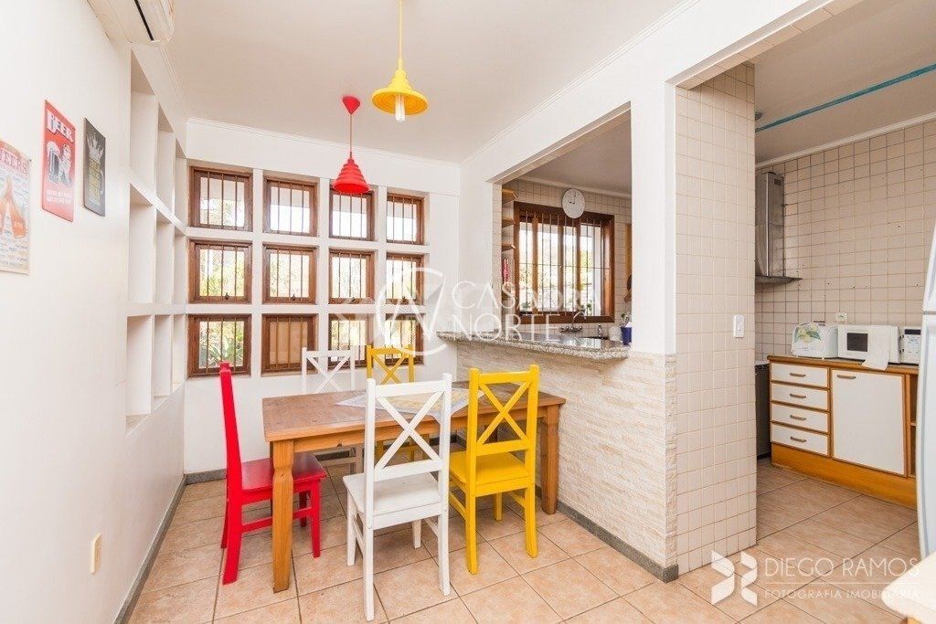 Casa à venda com 3 quartos, 135m², 2 suítes, 2 vagas, Rua Nunes no bairro Medianeira em Porto Alegre