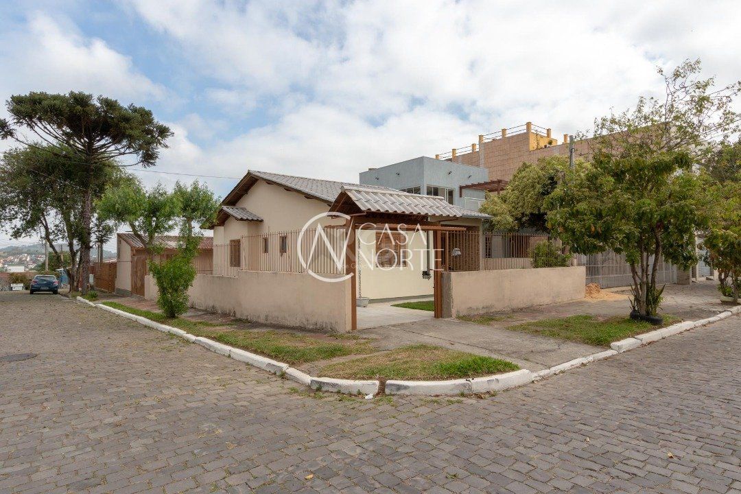 Casa à venda com 3 quartos, 120m², 1 suíte, 3 vagas, Rua Enfermeiro Ventura no bairro Vila Nova em Porto Alegre