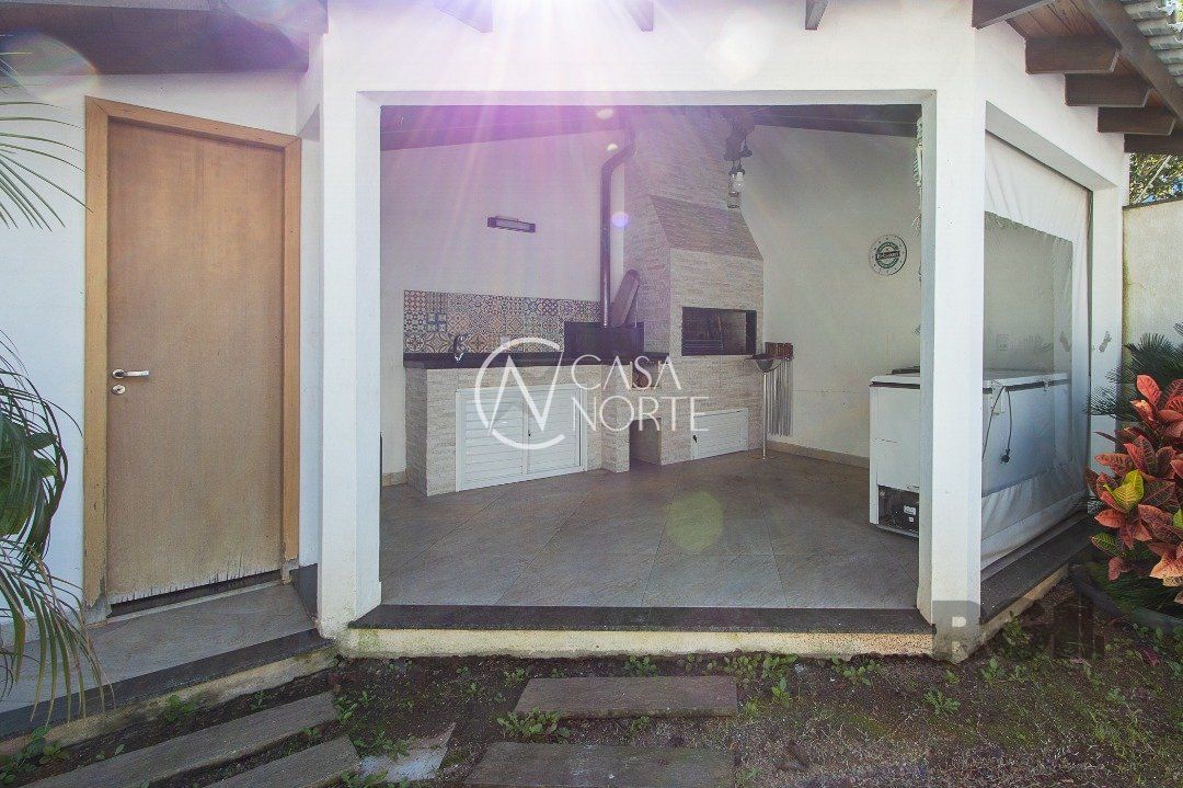 Casa à venda com 4 quartos, 369m², 1 suíte, 8 vagas, Avenida Nonoai no bairro Nonoai em Porto Alegre