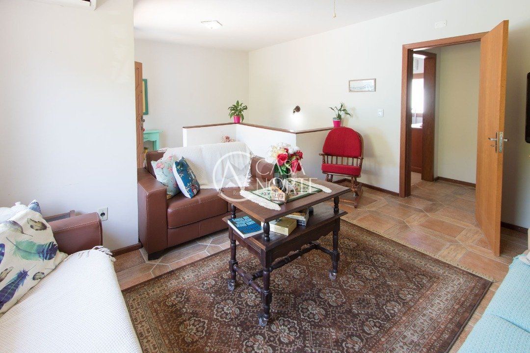 Casa à venda com 3 quartos, 211m², 3 vagas, Rua João Correa Almeida no bairro Vila Nova em Porto Alegre