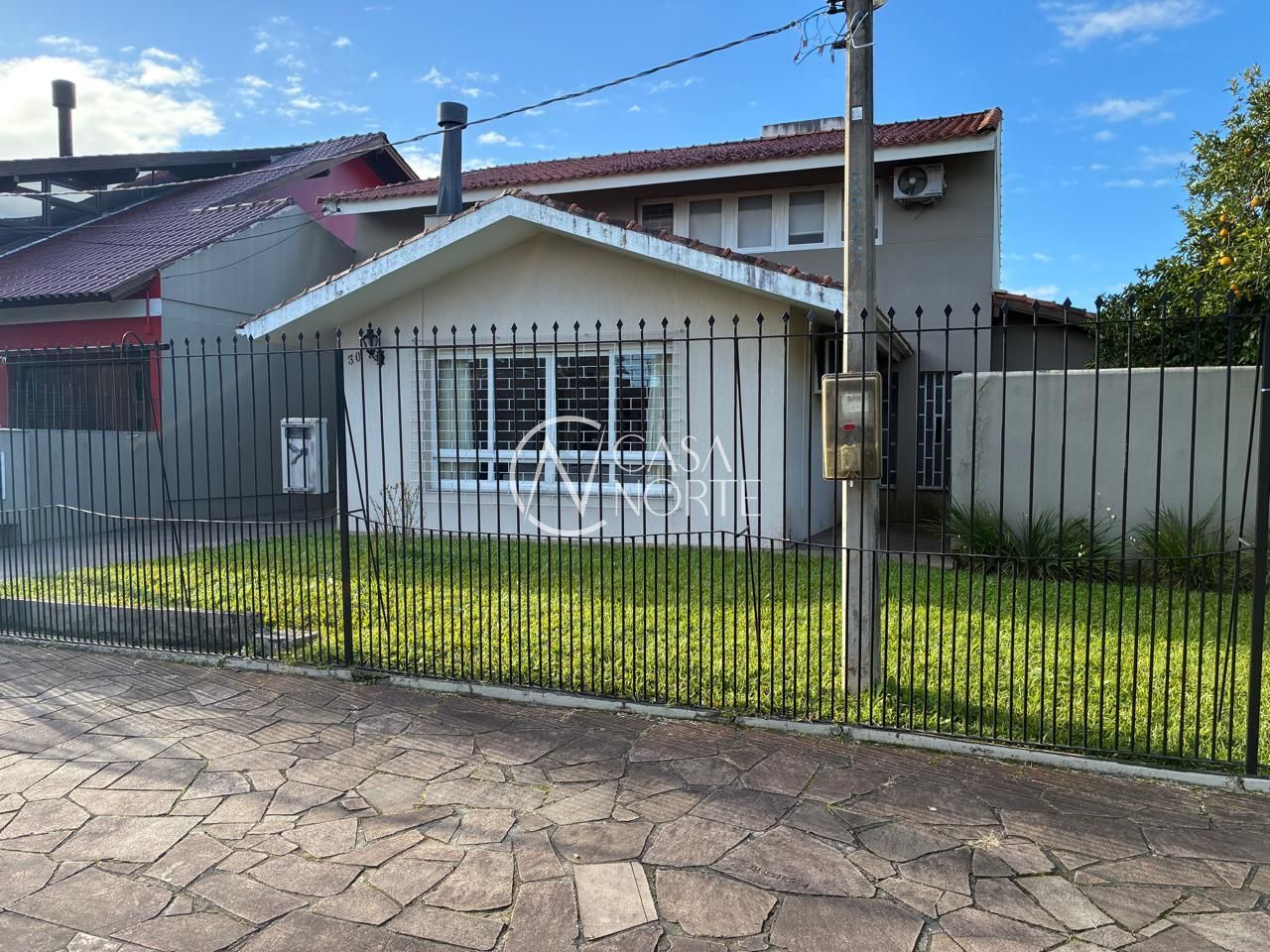 Casa à venda com 4 quartos, 300m², 1 suíte, 4 vagas, Rua Tiago no bairro Ipanema em Porto Alegre