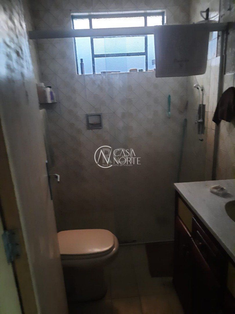 Casa à venda com 4 quartos, 180m², 2 vagas, Avenida Orleaes no bairro Guarujá em Porto Alegre