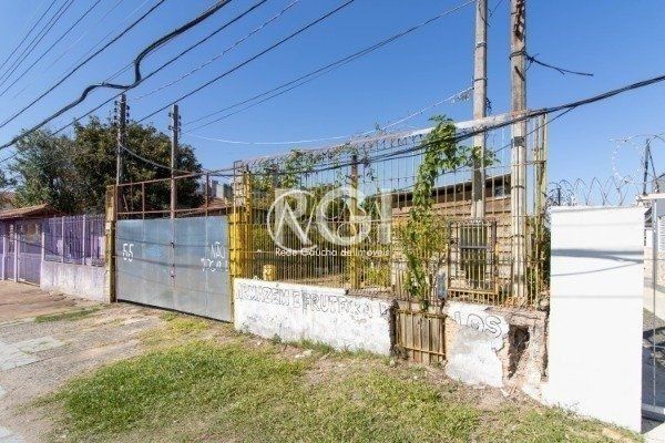 Terreno à venda  com 602m², Rua Afonso Arinos no bairro Camaquã em Porto Alegre