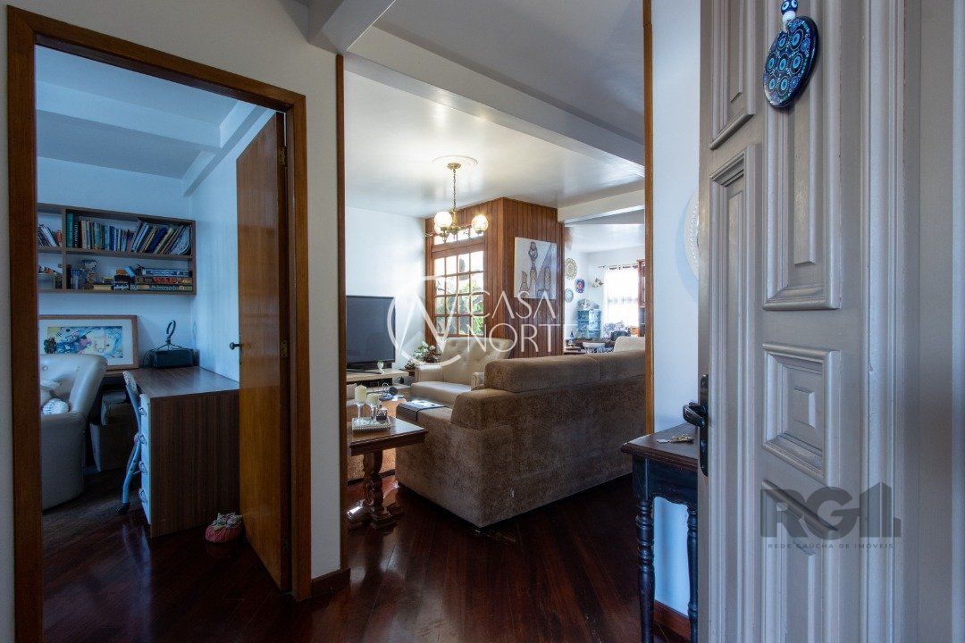 Casa à venda com 3 quartos, 328m², 1 suíte, 5 vagas, Rua Alfredo Silveira Dias no bairro Nonoai em Porto Alegre