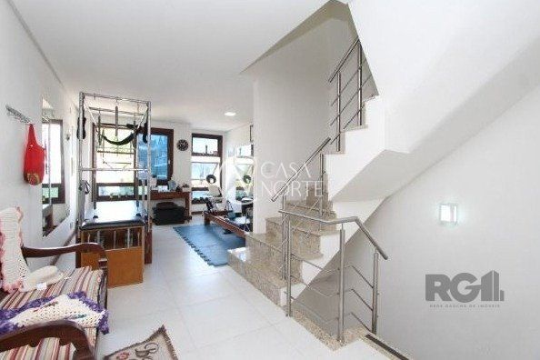 Casa à venda com 3 quartos, 180m², 3 suítes, 3 vagas, Rua Cicero Viana no bairro Hípica em Porto Alegre