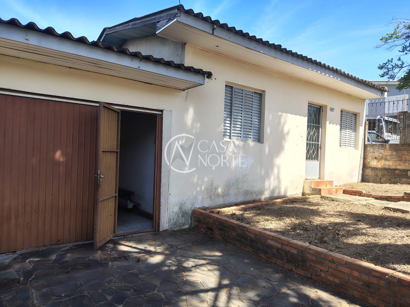 Casa à venda com 1 quarto, 99m², 2 vagas, Rua Marquês do Maricá no bairro Vila Nova em Porto Alegre