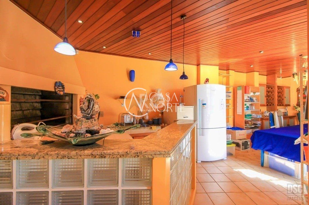 Casa à venda com 4 quartos, 300m², 3 suítes, 4 vagas, Avenida José Gertum no bairro Chácara das Pedras em Porto Alegre