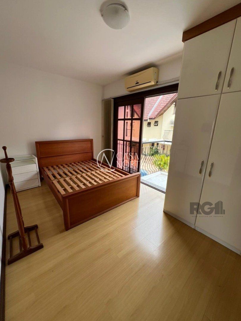 Casa de Condomínio à venda com 5 quartos, 176m², 2 suítes, 2 vagas, Rua Doutor Dias de Carvalho no bairro Tristeza em Porto Alegre