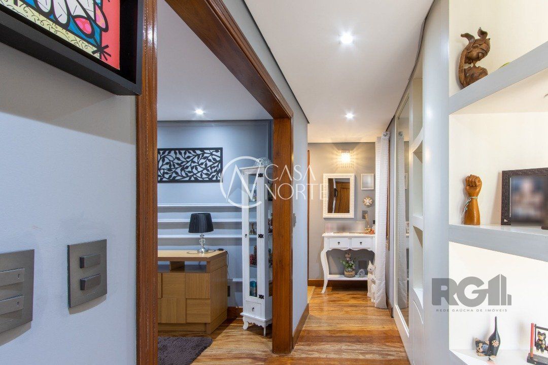 Casa à venda com 3 quartos, 274m², 2 suítes, 4 vagas, Rua Eurico Lara no bairro Medianeira em Porto Alegre