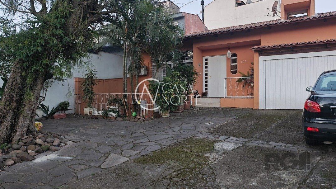 Casa à venda com 4 quartos, 252m², 2 suítes, 5 vagas, Rua Tupã no bairro Vila Assunção em Porto Alegre