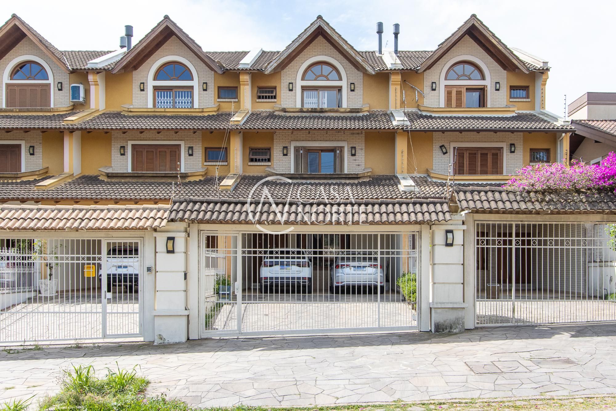 Casa de Condomínio à venda com 3 quartos, 303m², 1 suíte, 4 vagas, Avenida Copacabana no bairro Tristeza em Porto Alegre