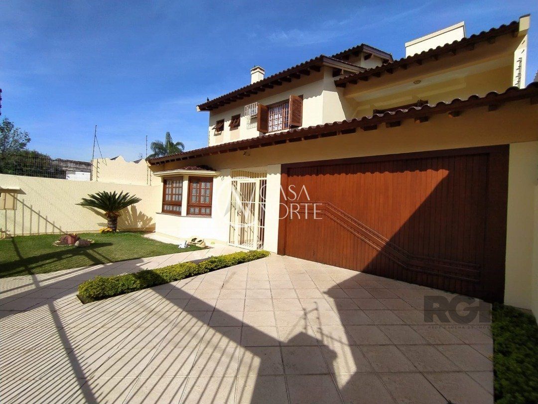 Casa à venda com 4 quartos, 342m², 2 suítes, 4 vagas, Rua Alfredo Silveira Dias no bairro Nonoai em Porto Alegre