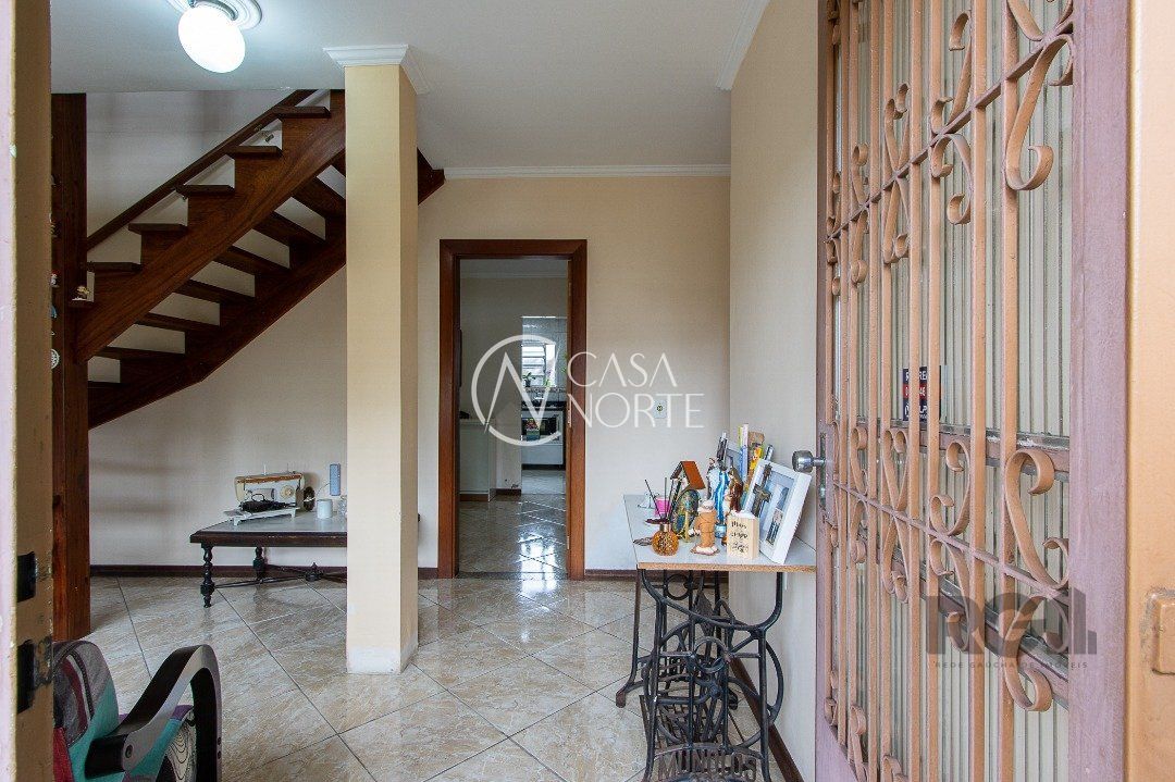 Casa à venda com 3 quartos, 250m², 1 suíte, 5 vagas, Rua Doutor Barcelos no bairro Tristeza em Porto Alegre