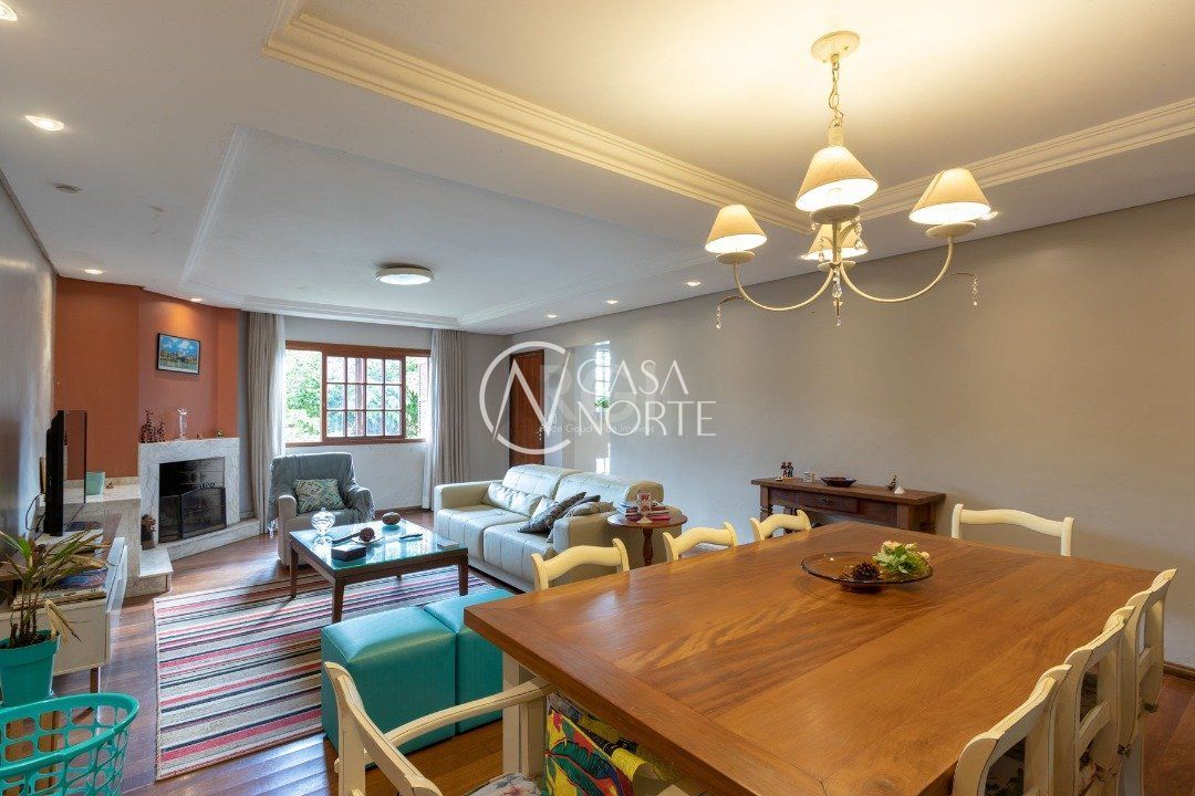 Casa à venda com 3 quartos, 246m², 1 suíte, 3 vagas, Rua Villa-Lobos no bairro Ipanema em Porto Alegre